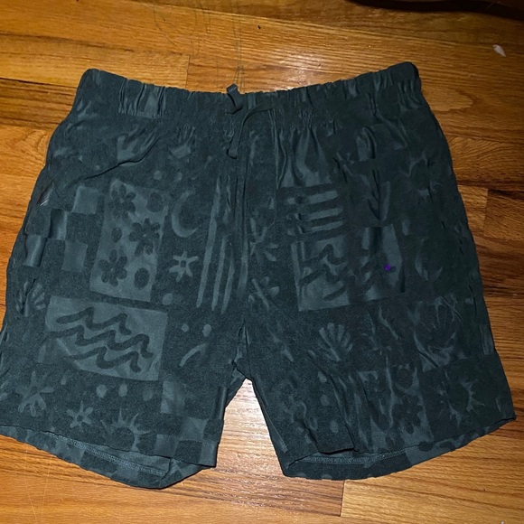 Men's Green Negative Space Shorts - Picture 1 of 3